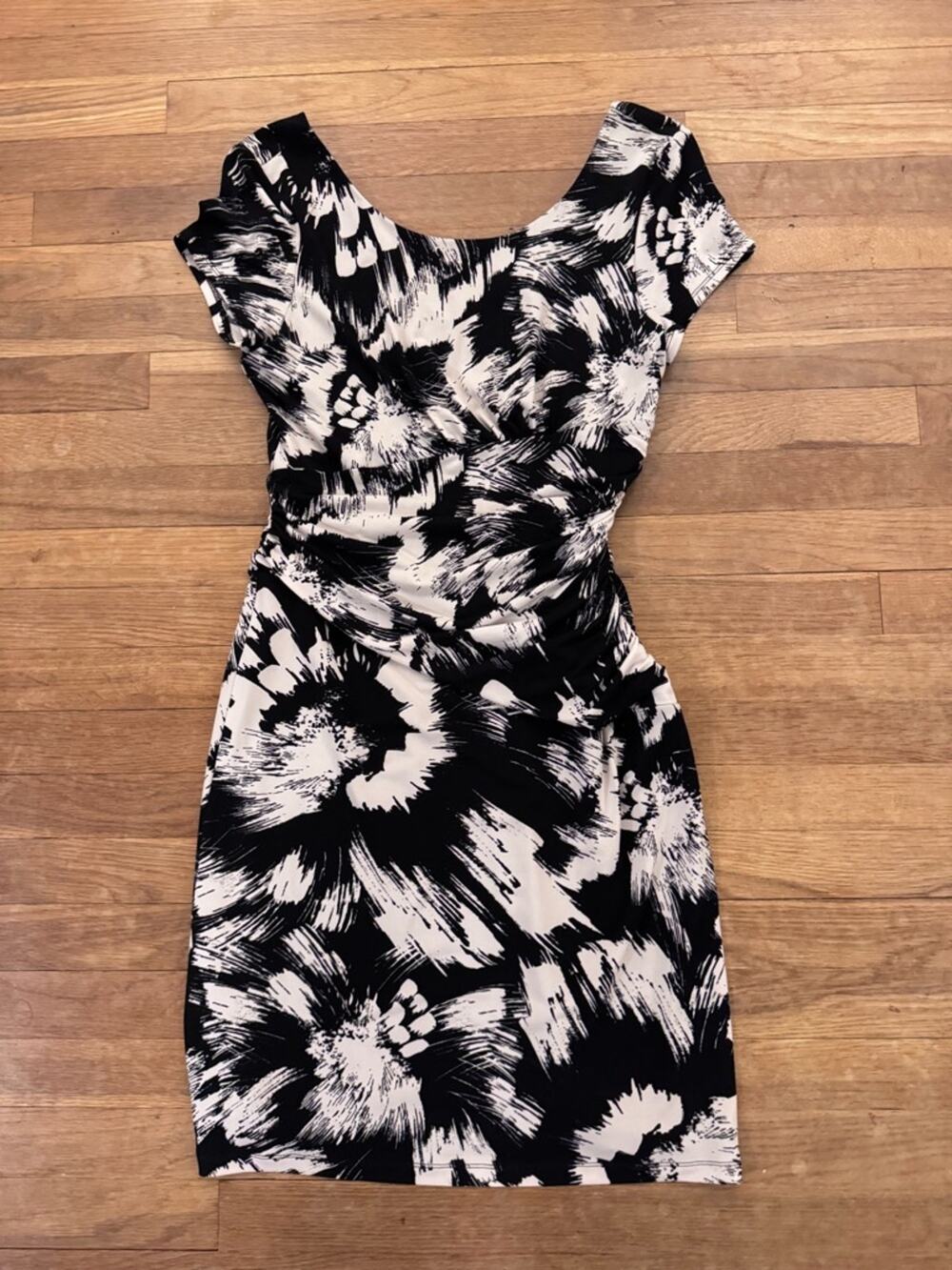 Max and Cleo Women's Black White Floral Knee Length Ruched Sheath Dress |10
b33